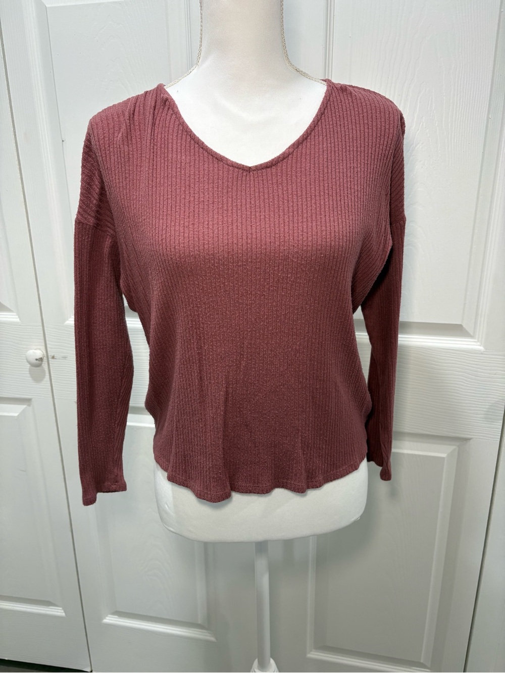 Ribbed V-Neck Long-Sleeve Top in Mauve
